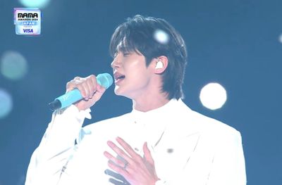Byun Woo Seok Kejutkan Penonton dengan Bernyanyi Sudden Shower di MAMA Awards Jepang 2024