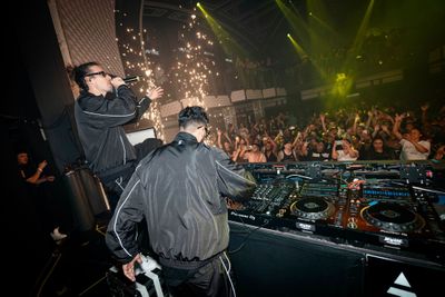 Menelusuri Evolusi Musik EDM: Dari Akar Underground hingga Mainstream Global