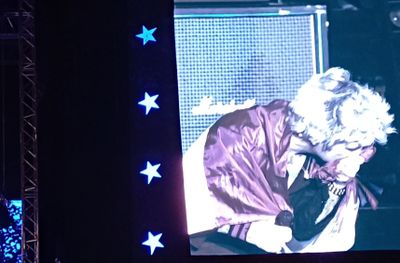 Nyanyi Bareng Penonton, Vokalis Green Day Kalungkan dan Cium Bendera Indonesia