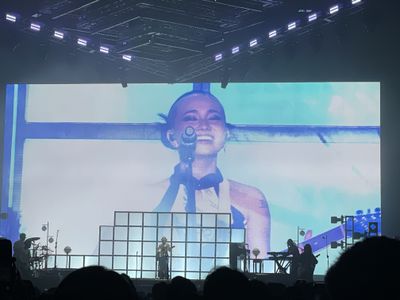 NIKI Ungkap Makna Buzz Around World Tour 2025 di Konser Hari Kedua di Jakarta