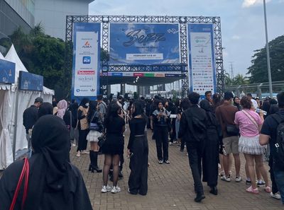 Serba Hitam! Penonton Kompak Kenakan Pakaian Tema Mystic Force di Konser NIKI Jakarta 2025 Hari Kedua