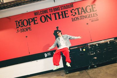 J-hope BTS Ukir Sejarah Lewat Tur Amerika Utara Hope on the Street yang Berakhir Sukses