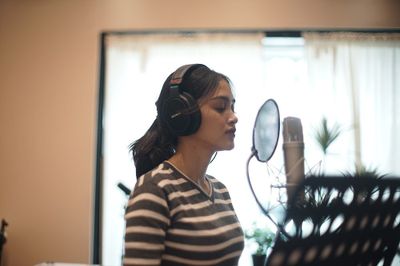 Prinsa Mandagie Terlihat di Studio Musik, Persiapan Singel Terbaru Bertahan Sendiri