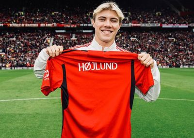 Nomor Punggung Rasmus Hojlund Belum Didaftarkan ke Premier League, Ini Penjelasan Manchester United
