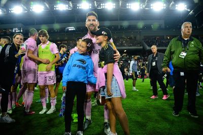 Lionel Messi Baik Banget, Anak-anak Chiellini pun Girang Foto Sama Dia!