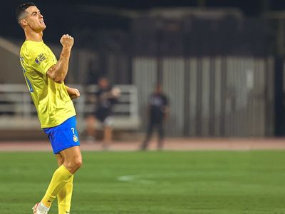 Bukan Masuk ke Gawang, Tendangan Bebas Ronaldo Kena Kepala Kameramen hingga Nyaris Pingsan