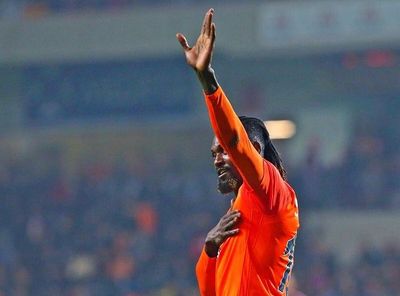 Kisah Emmanuel Adebayor, Karier Sepak Bolanya Hancur karena Disantet oleh Ibunya Sendiri!
