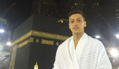 Ucapan Ramadhan Mubarak dari Mesut Ozil di Depan Ka bah