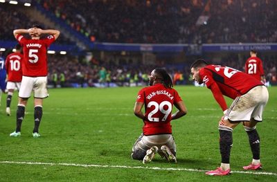 Bagaikan Jatuh Tertimpa Tangga, 2 Bek Tengah Manchester United Cedera saat Dihajar Chelsea