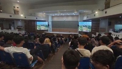 Mahasiswa Undip Nobar Indonesia vs Uzbekistan di Gedung Seminar Kampus, Vibesnya Kayak Lagi Kuliah Umum