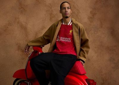 Van Dijk Terpukau dengan Jersey Kandang Terbaru Liverpool, Tampilkan Nuansa Retro yang Ikonik