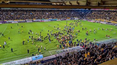 Lucu! Fans Roda Jc Memasuki Lapangan Setelah Mereka Mengira akan Promosi ke Liga 1 Belanda