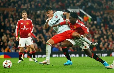 FC Twente Tahan Imbang MU 1-1 di Old Trafford, Bek Timnas Indonesia Mees Hilgers Tampil Solid