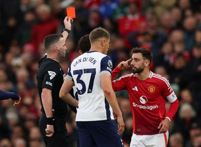 Howard Webb Kecewa VAR Tak Batalkan Kartu Merah Bruno Fernandes saat Melawan Spurs