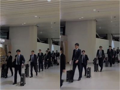 Potret Kece Pemain Timnas Jepang saat Tiba di Indonesia, Pakaian Rapi dengan Setelan Jas