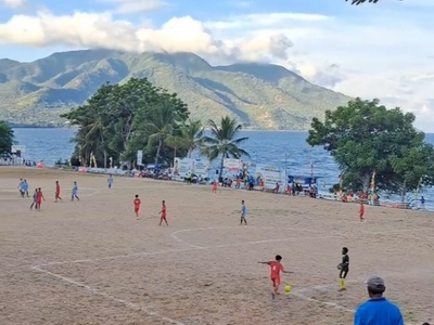 Lapangan Sepak Bola di NTT Ini Indah Banget: Pemandangan Laut dan Bukit Hijau