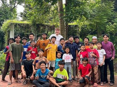 Viral! Ole Romeny Main Bola Plastik Bareng Anak-Anak Panti Asuhan saat Hujan