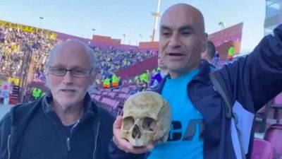 Unik! Suporter Klub Argentina ini Bawa Tengkorak Kakeknya ke Final Copa Sudamericana 2024