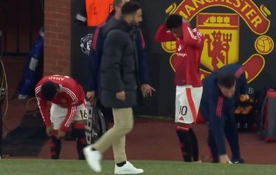 Gak Punya Adab! Fans Manchester United Kecam Marcus Rashford karena Tidak Sopan Melempar Sarung Tangan ke Staf Pelatih