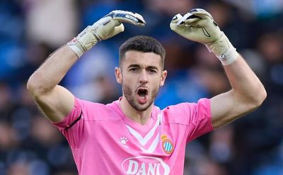 Manchester United dan Arsenal Berebut Joan Garcia, Kiper Espanyol yang Dihargai €30 Juta