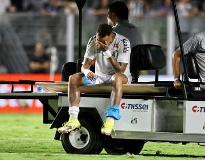 Alami Cedera usai Bermain Hanya 34 Menit, Neymar Berjalan Keluar Sambil Menangis