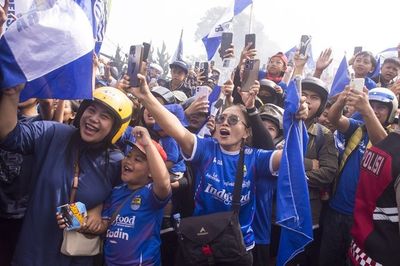 Tumpah Ruah Bobotoh Konvoi Persib Juara, Sapa Warga hingga Joget Bersama