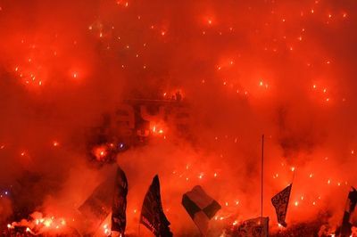 Masih Nekat Nyalakan Flare di Liga 1 2023 2024? Hati-hati Sanksi Berat Bakal Menanti!