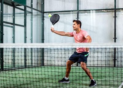 Perbedaan Padel dan Tenis: Salah Satu Alasan Jadi Tren