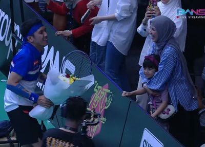 Momen Viral Desta Ketemu Natasha Rizky di Lapangan Tenis, Beri Semangat hingga Tolak Salaman