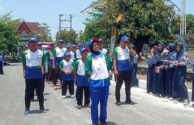 Ratusan Siswa di Boyolali Sambut Kirab Obor Api Peparnas ke XVII