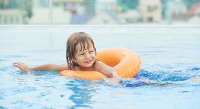 5 Pelampung Anak Terbaik untuk Temani Si Kecil Belajar Berenang
