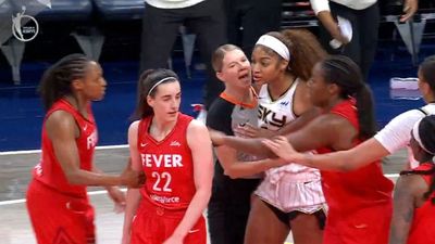 Angel Reese Nyaris Konfrontasi dengan Caitlin Clark Usai Pelanggaran Keras di Laga Indiana Fever vs Chicago Sky