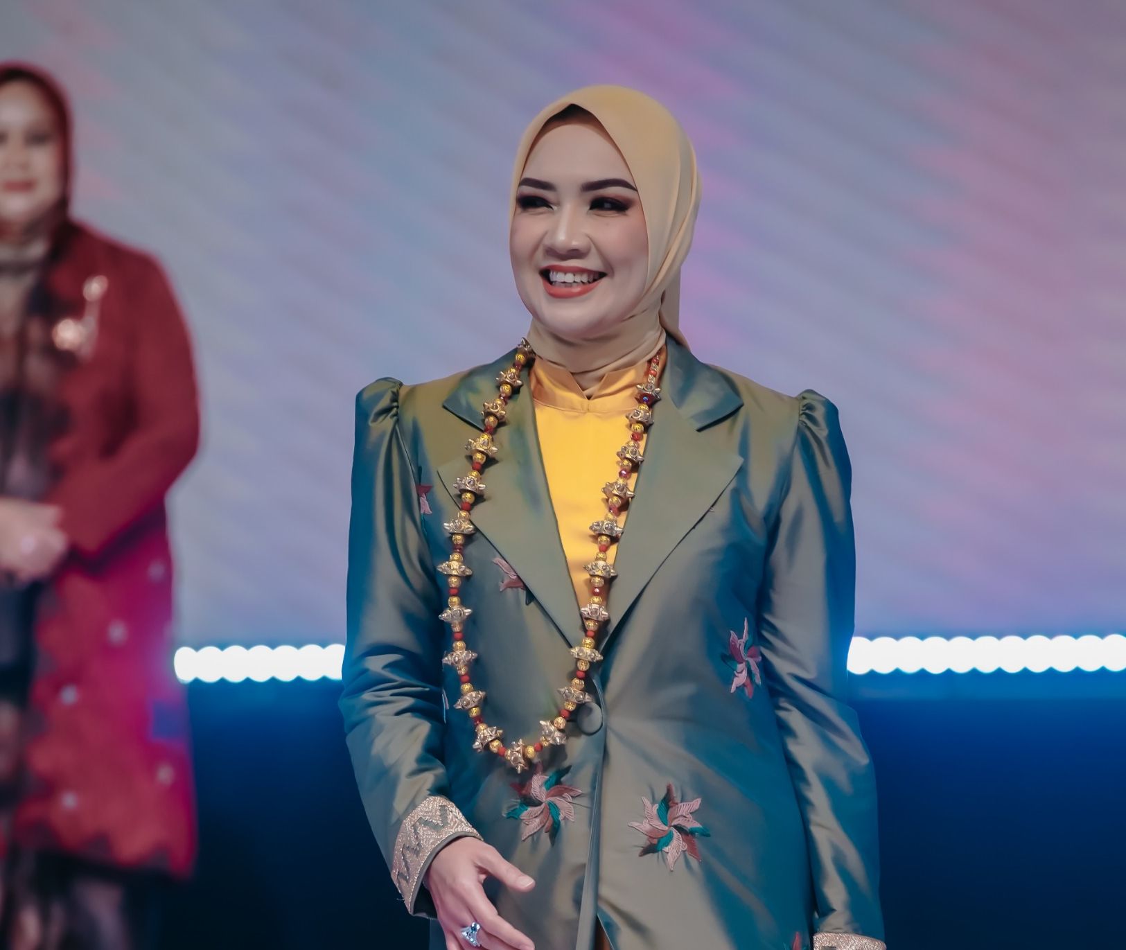 Istri Gubernur Lampung Tampil di Catwalk Promosikan Wastra Lampung