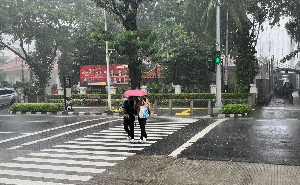 Cuaca Ekstrem Melanda, Pemprov DKI Jakarta Resmi Imbau Perusahaan Tetapkan WFH dan Jam Kerja Fleksibel Demi Keselamatan