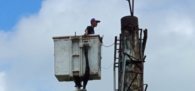 Diskominfo Aceh Besar Bongkar Tiang Baliho Ilegal yang Ancam Pengguna Jalan