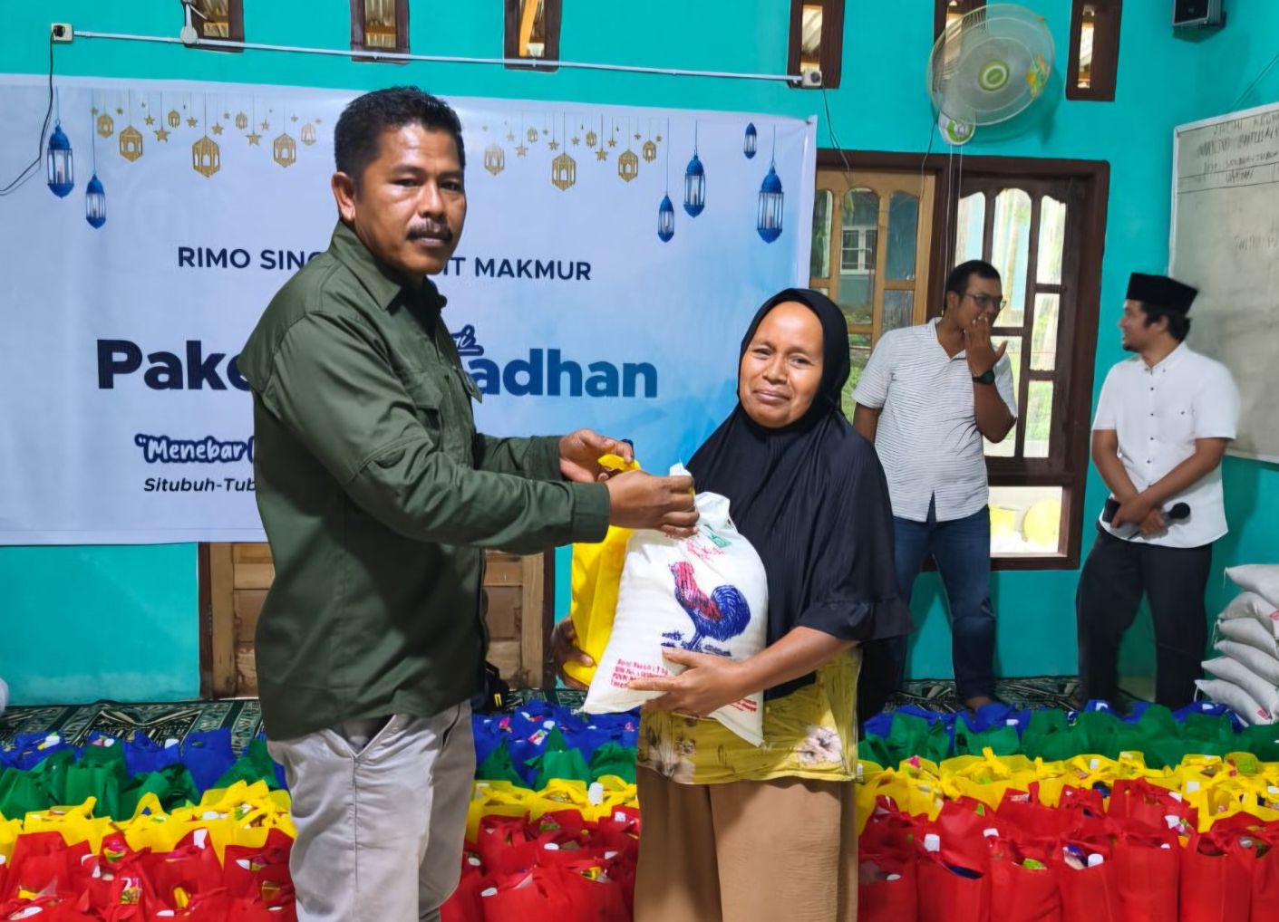 Koperasi Rimo Singkil Sawit Makmur Salurkan 145 Paket Ramadan bagi Warga Desa Situbuh Danau Paris