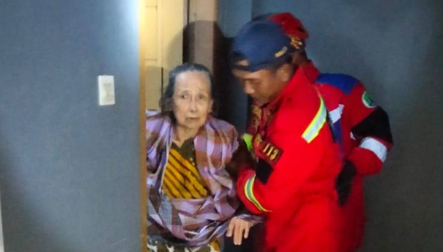 Lansia Terkunci di Kamar Mandi, Damkar Nunukan Bergerak Cepat Lakukan Evakuasi