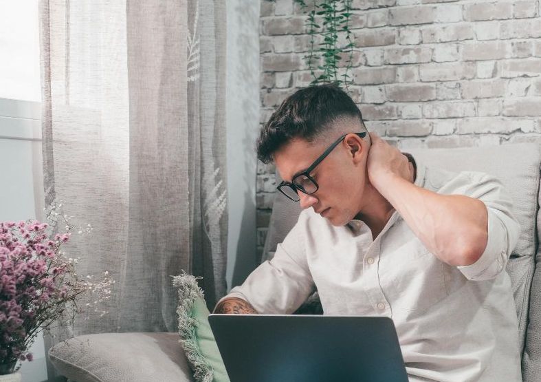 Awas! Sering Bungkuk Bisa Picu Gangguan Pencernaan Serius