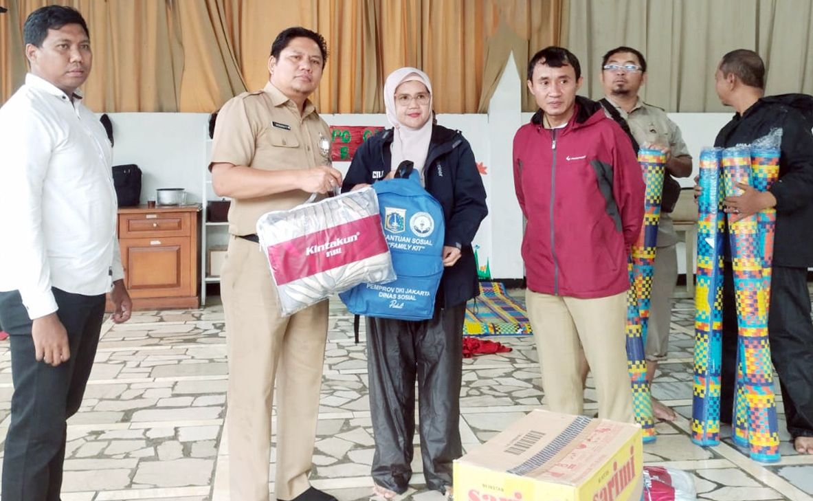 Respon Cepat Banjir, Sudinsos Jakarta Selatan Salurkan Logistik Lengkap ke Cilandak Timur