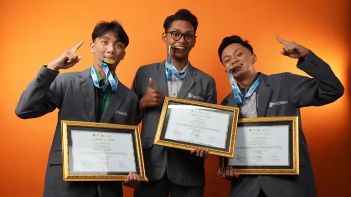 Kisah Trio Mahasiswa DKV Undika Berevolusi hingga Go International, Raih 3 Medali Emas di Lomba Science