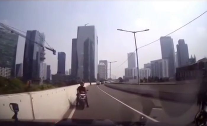 Viral Pemotor Lewat JLNT Lawan Arah, Bakal Dicari Polisi