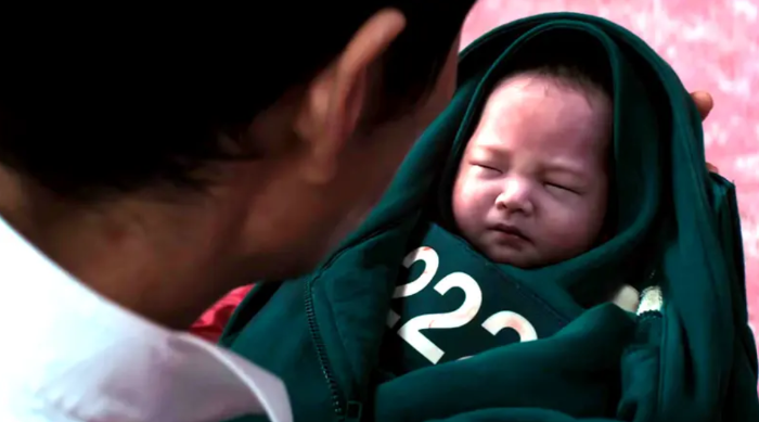 Si Kecil Pemain 222? Ini 5 Fakta Menarik Karakter Jun Hee dan Bayinya di Squid Game 3