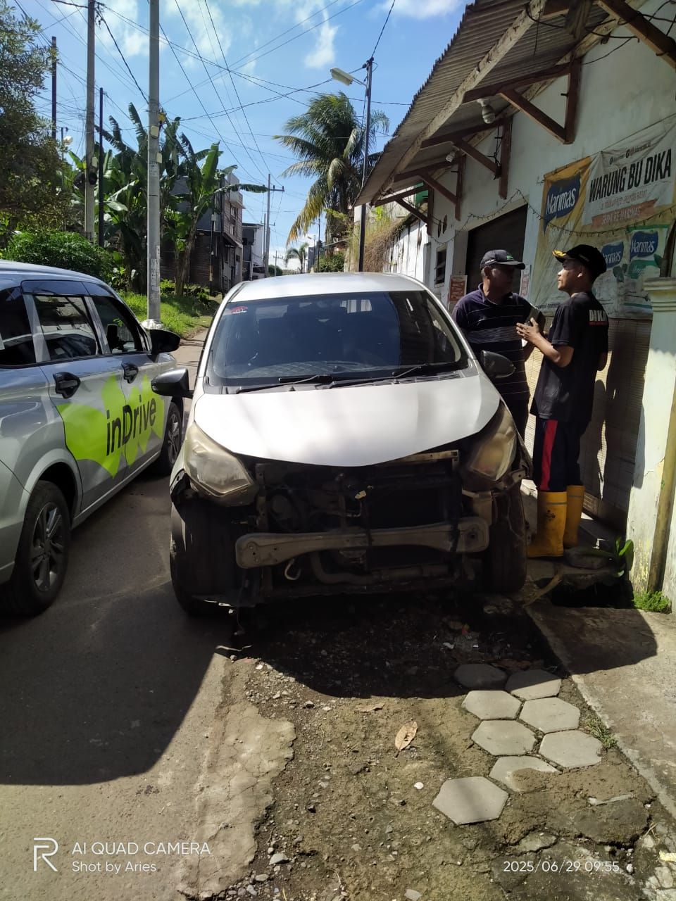Auto Nyemplung! Jalan di Jember Ini Bikin 5 Mobil Ojol Masuk Selokan