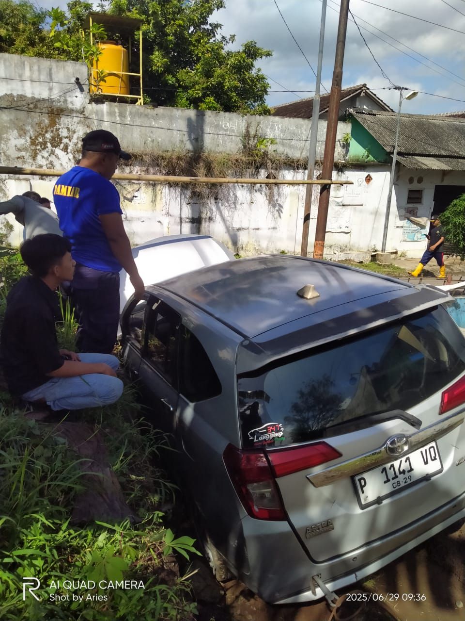 Auto Nyemplung! Jalan di Jember Ini Bikin 5 Mobil Ojol Masuk Selokan