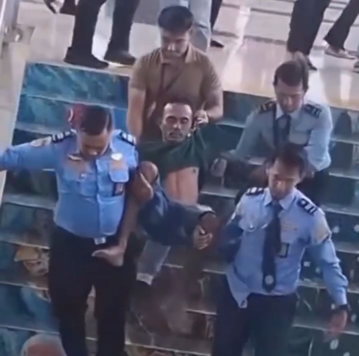 ODGJ Ngamuk Serang Petugas Avsec Bandara Kalimarau