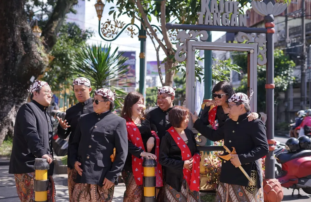 Jelajahi Masa Lalu Lewat Lensa Kamera: Sensasi Berfoto dengan Baju Khas Malangan di Maltedoe, Kayutangan Heritage