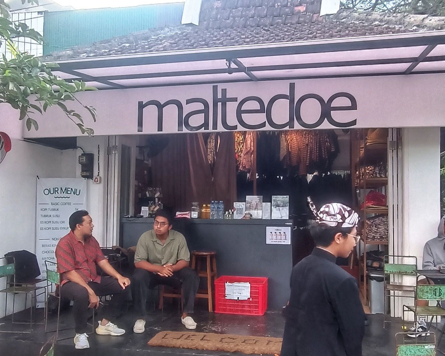 Jelajahi Masa Lalu Lewat Lensa Kamera: Sensasi Berfoto dengan Baju Khas Malangan di Maltedoe, Kayutangan Heritage