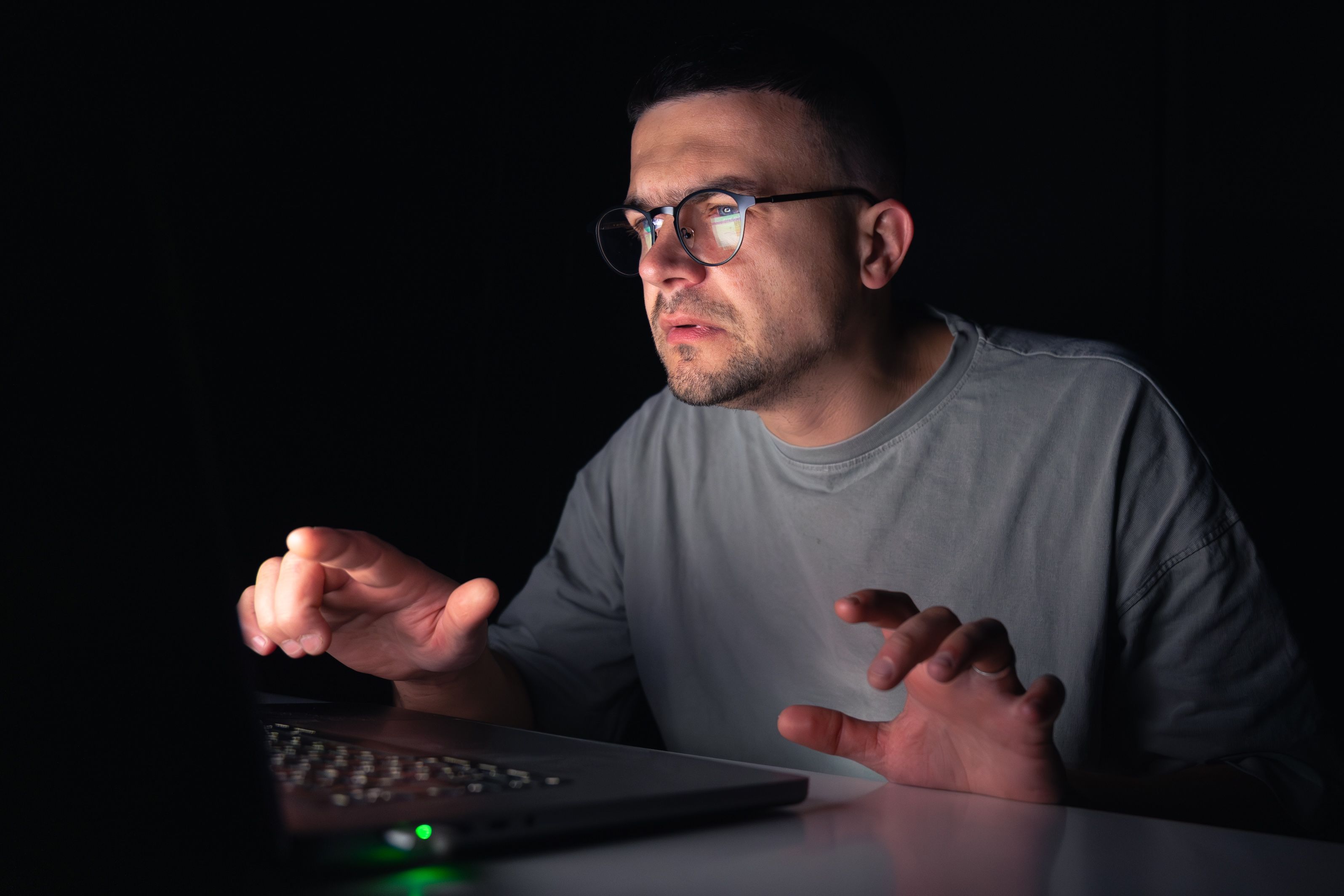Mitos vs Fakta: Dark Mode Bisa Cegah Minus?