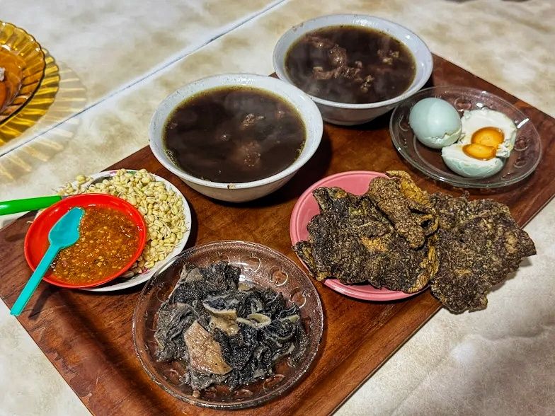 Rawon Rampal: Legenda Kuliner Malang Sejak 1957 yang Masih Bertahan dengan Kayu Bakar