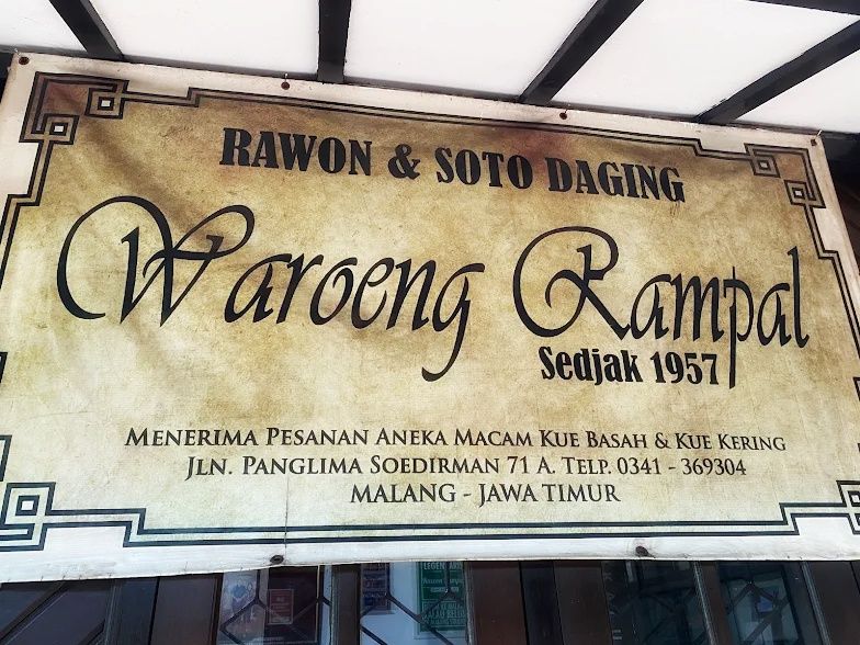 Rawon Rampal: Legenda Kuliner Malang Sejak 1957 yang Masih Bertahan dengan Kayu Bakar